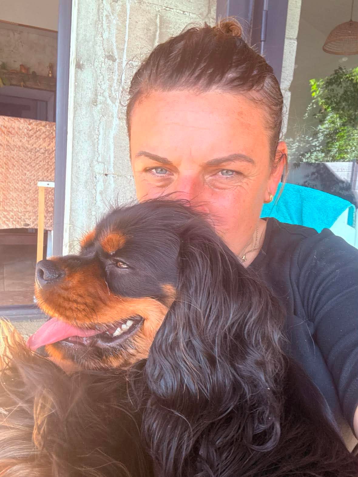 Marjorie avec deux chiens de la pension