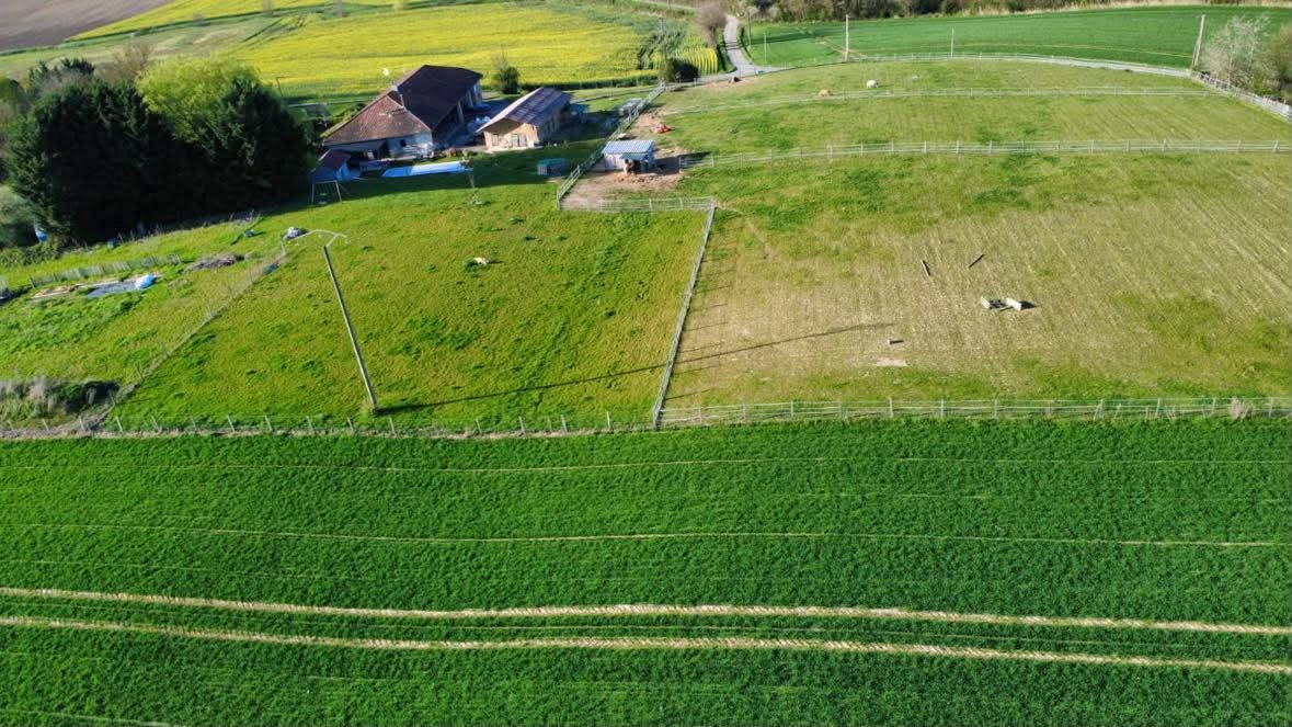 Vue aérienne de la ferme et de ses parcelles
